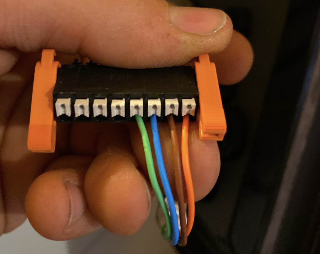 4 farbige Kommunikationskabel in einem Stecker verbaut